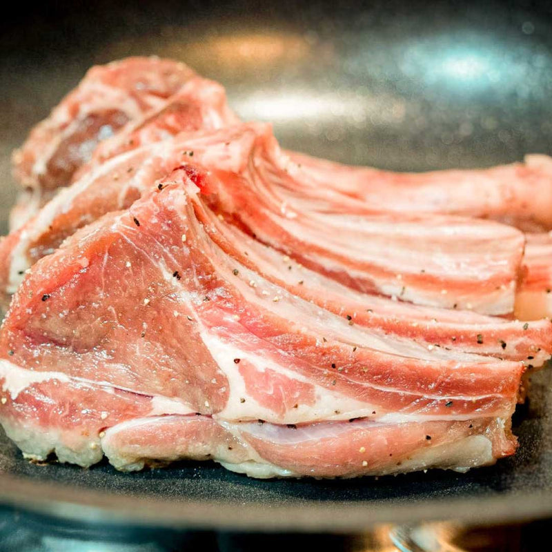 【仔羊の骨付き肉といえばコレ！】骨の先までお肉がついたCFOラムラック 500～700g